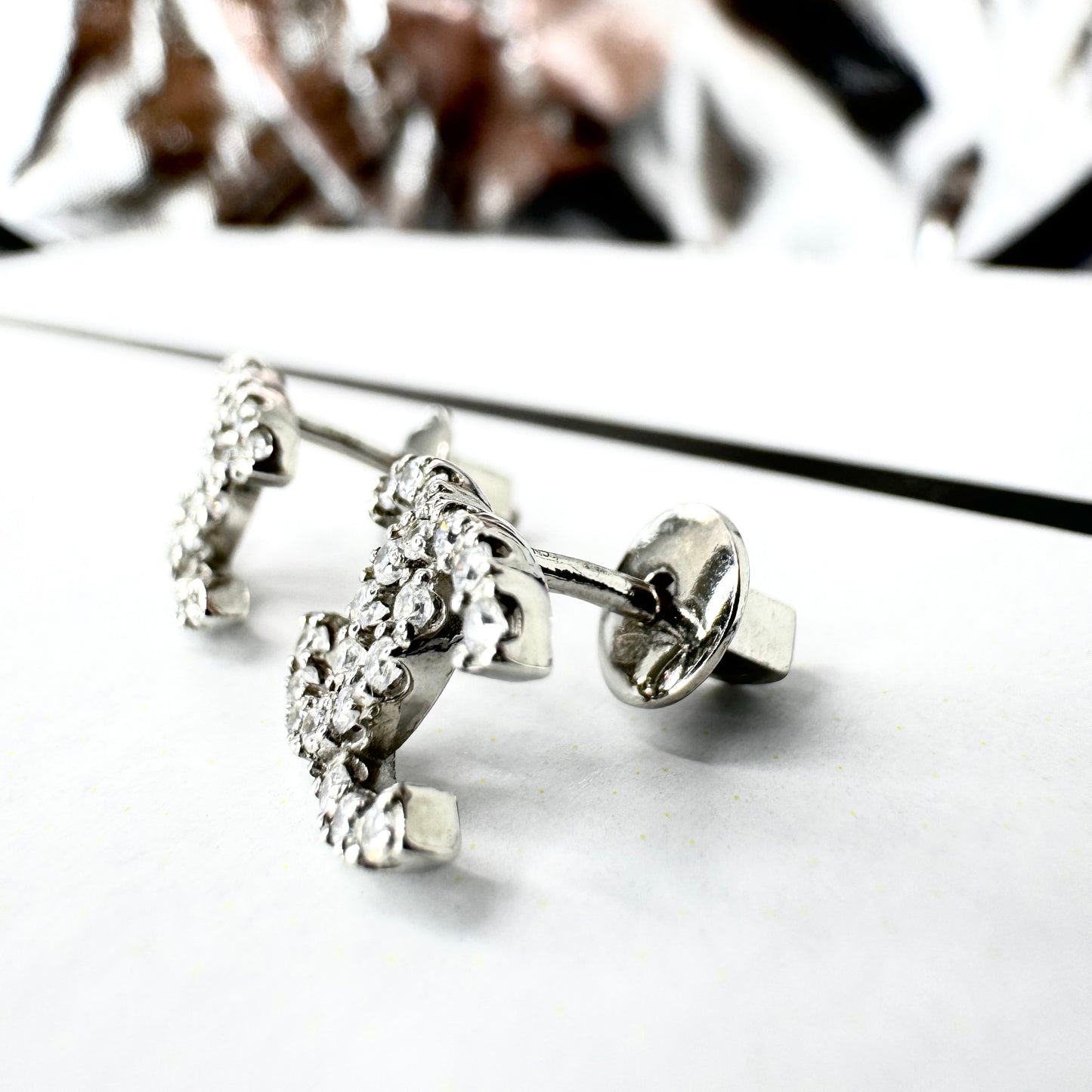 Срібні сережки оздоблені фіанітами найвищої якості/застібка на закрутці/срібло 925пр/