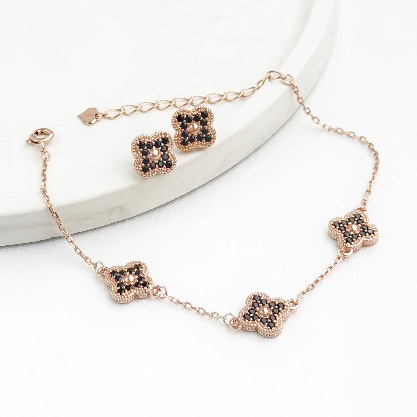 Браслет срібний з трьома квіточками та фіанітами покритий золотом 585пр| Gold-plated silver bracelet with three cubic zirconia flowers | 436