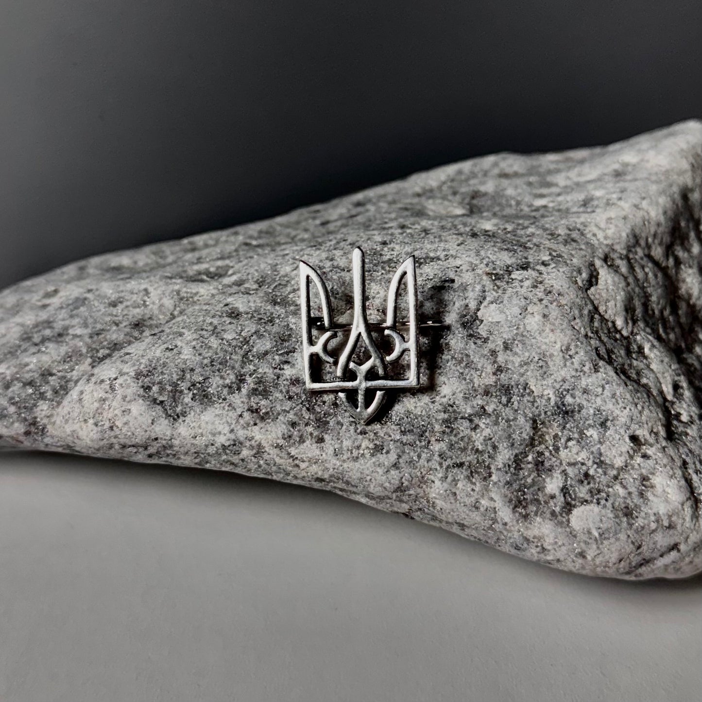 Чоловіча срібна брошка/ тризуб /срібло 925пр.