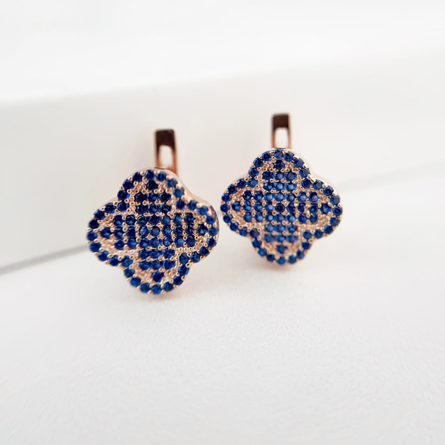 Blue Cubic Zirconia Clover Earrings | Gold-Plated 925 Sterling Silver Luxury Jewelry — Срібні сережки з позолотою 585 та синіми фіанітами|1204