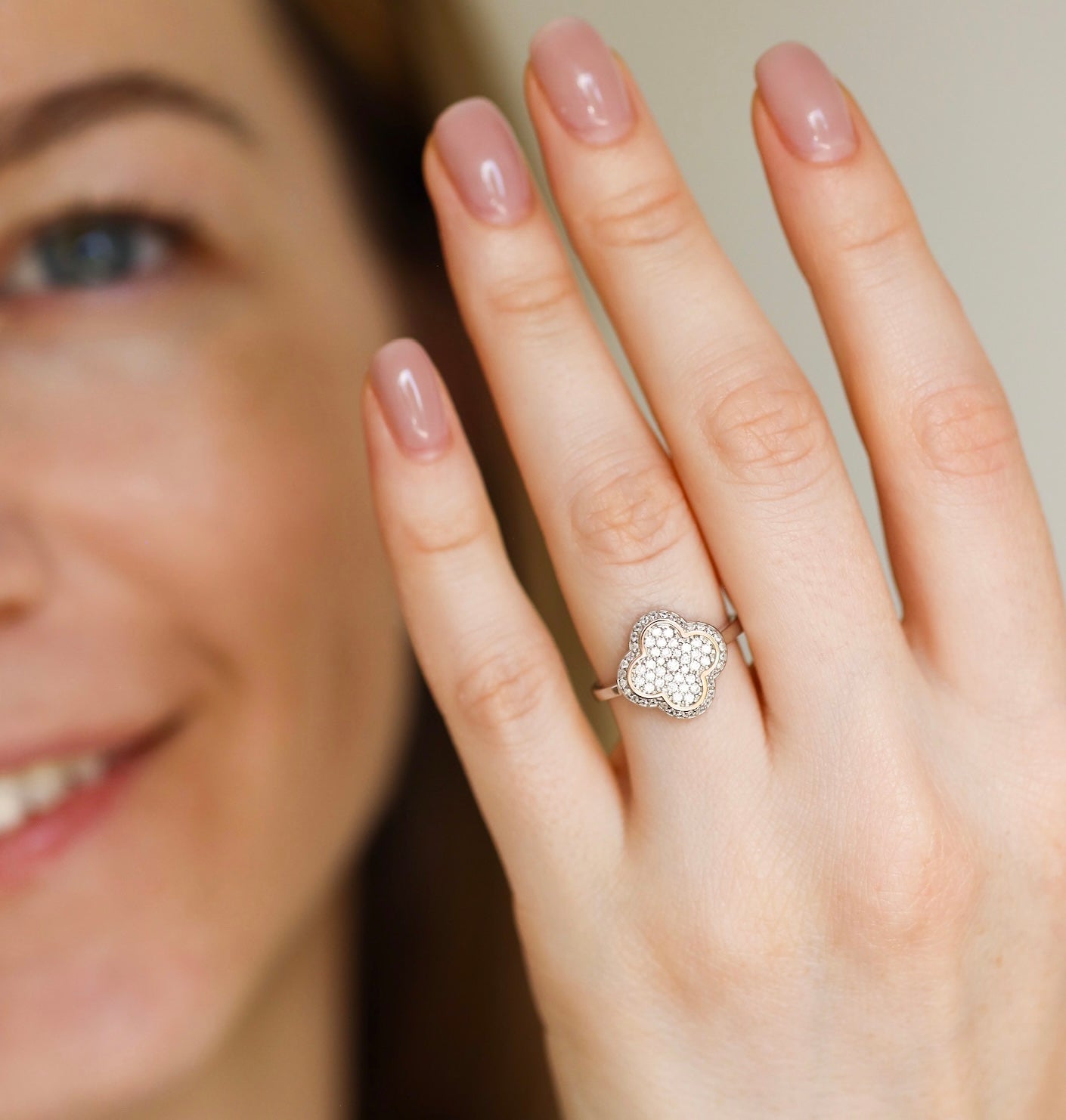 Срібна каблучка інкрустована фіанітами/золота вставка 375пр./366