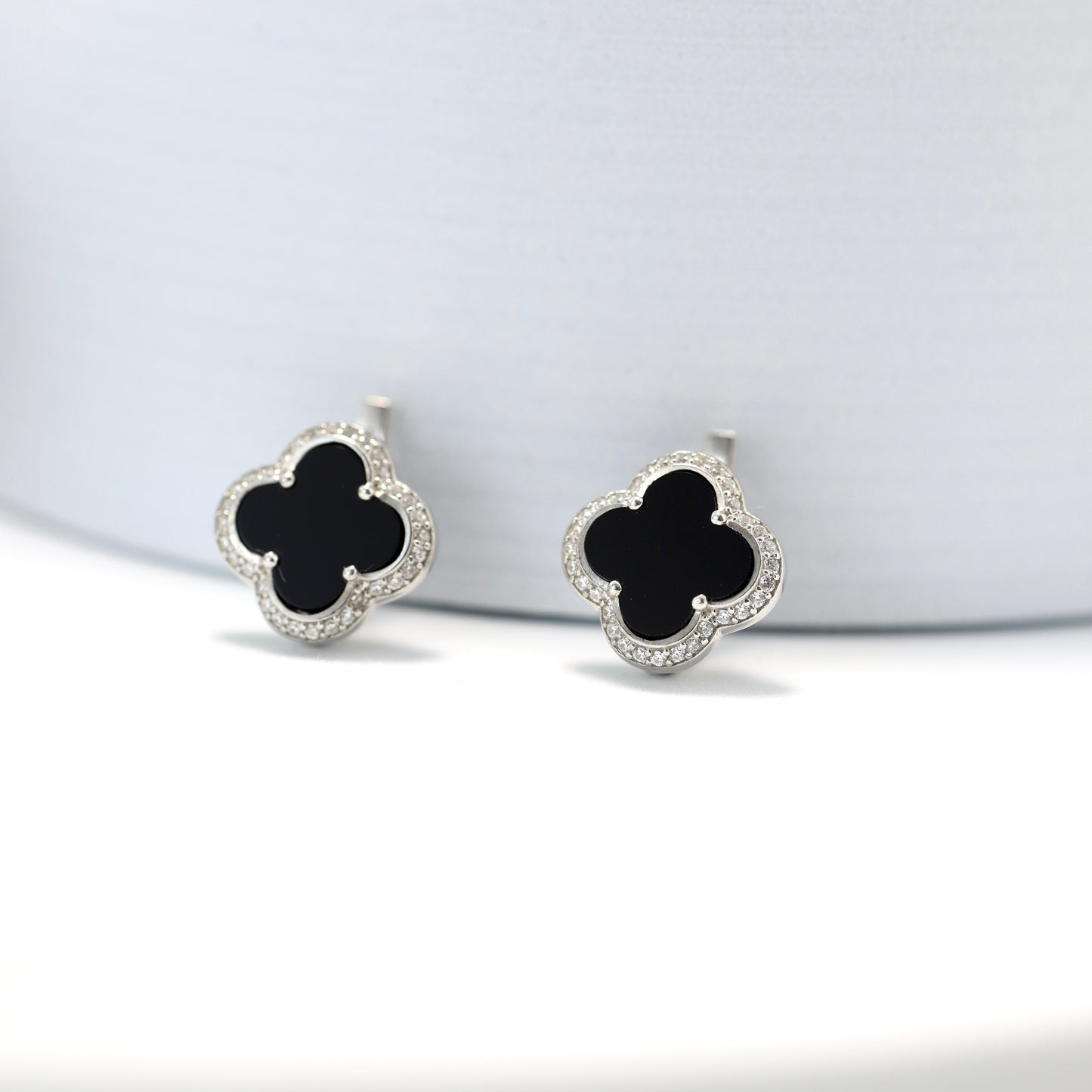 Срібні сережки з чорним оніксом та фіанітами/англійська застібка/срібло 925пр./339