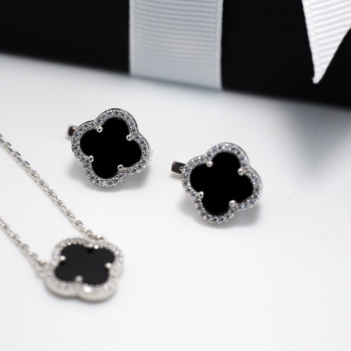 Срібні сережки з чорним оніксом та фіанітами/англійська застібка/срібло 925пр./20719 | 564