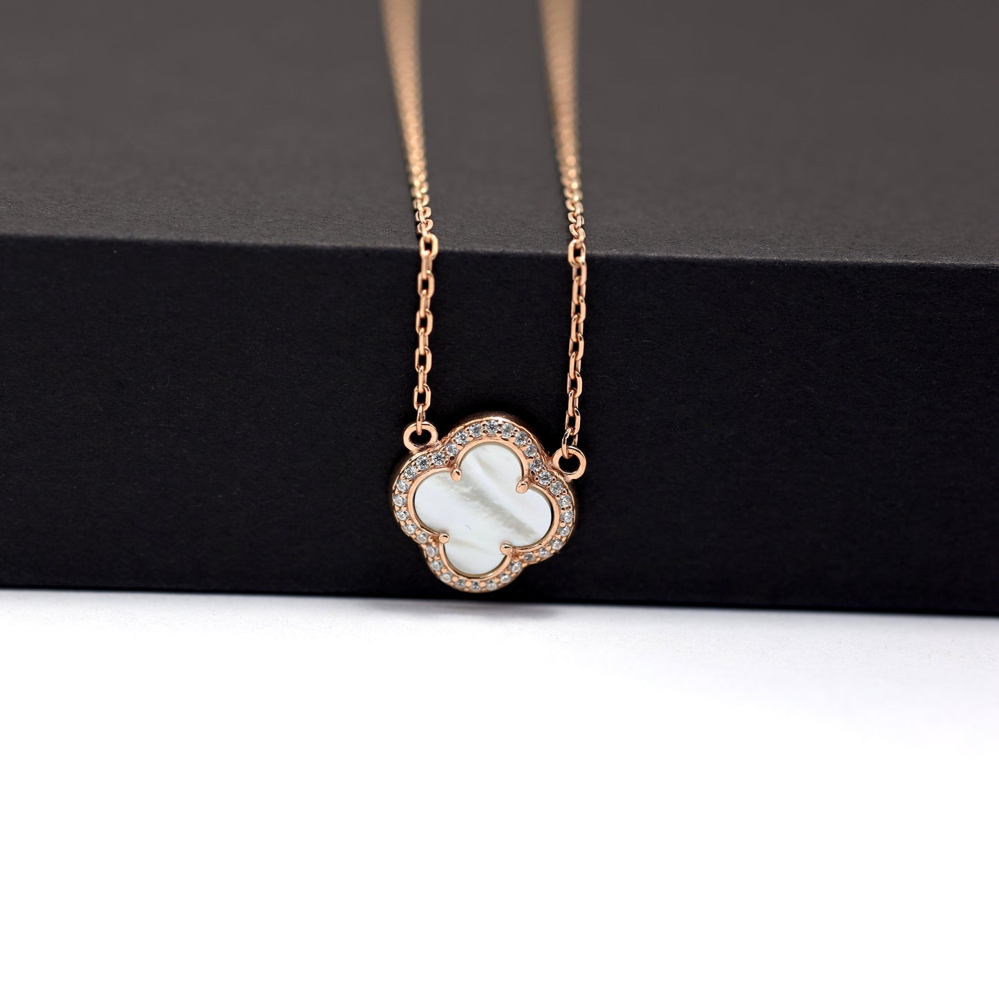 Срібне кольє Сяйво гармонії | Silver 925 Necklace Shine of Harmony with Mother-of-Pearl Clover |339