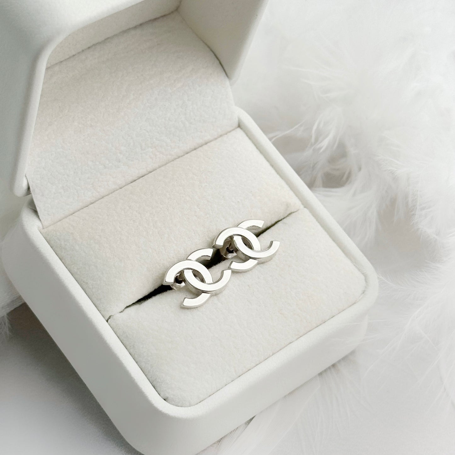 Срібні сережки Double Curve| Мінімалістичний дизайн, срібло 925
Silver Earrings | Minimalist Interlocking Design | 1302