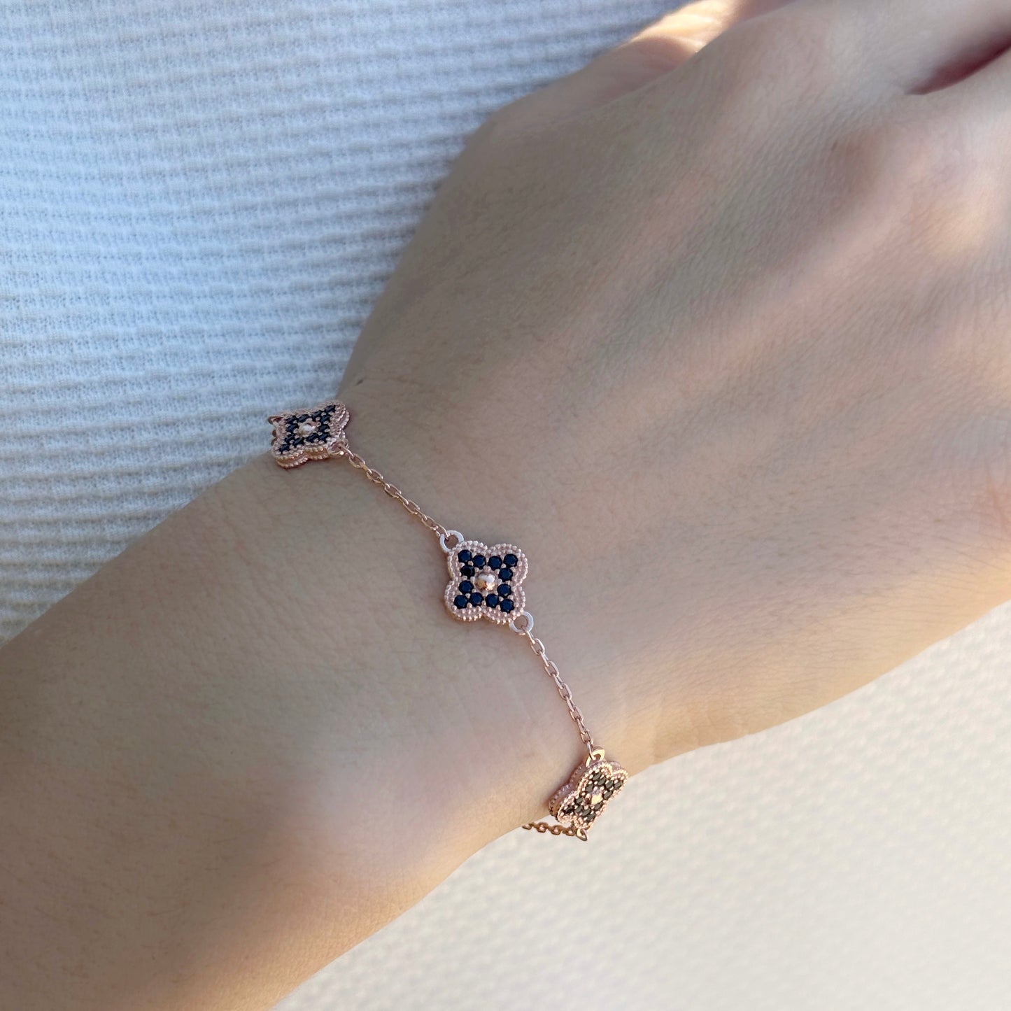 Браслет срібний з трьома квіточками та фіанітами покритий золотом 585пр| Gold-plated silver bracelet with three cubic zirconia flowers | 436