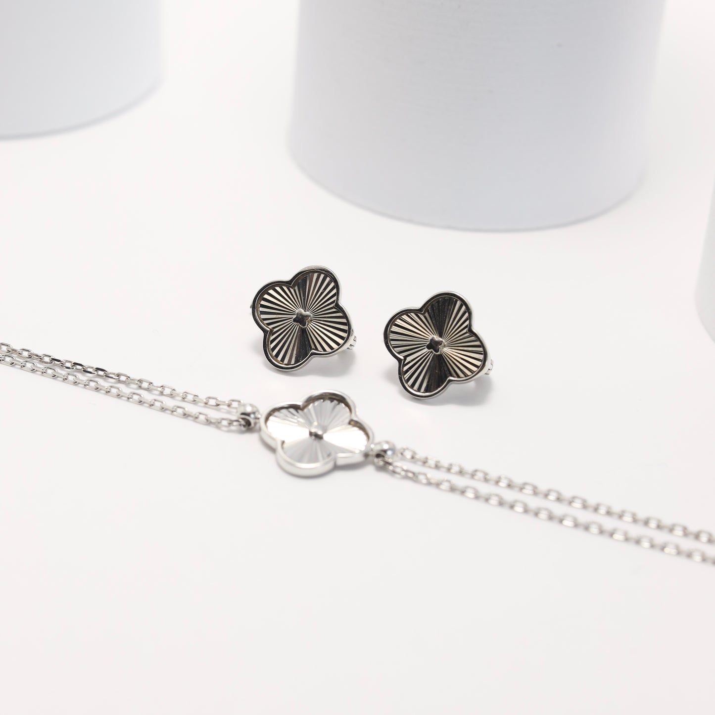 Radiant Engraved Clover Jewelry Set | 925 Sterling Silver Earrings & Bracelet — Срібний комплект  Конюшина з променистим гравіюванням сережки та браслет