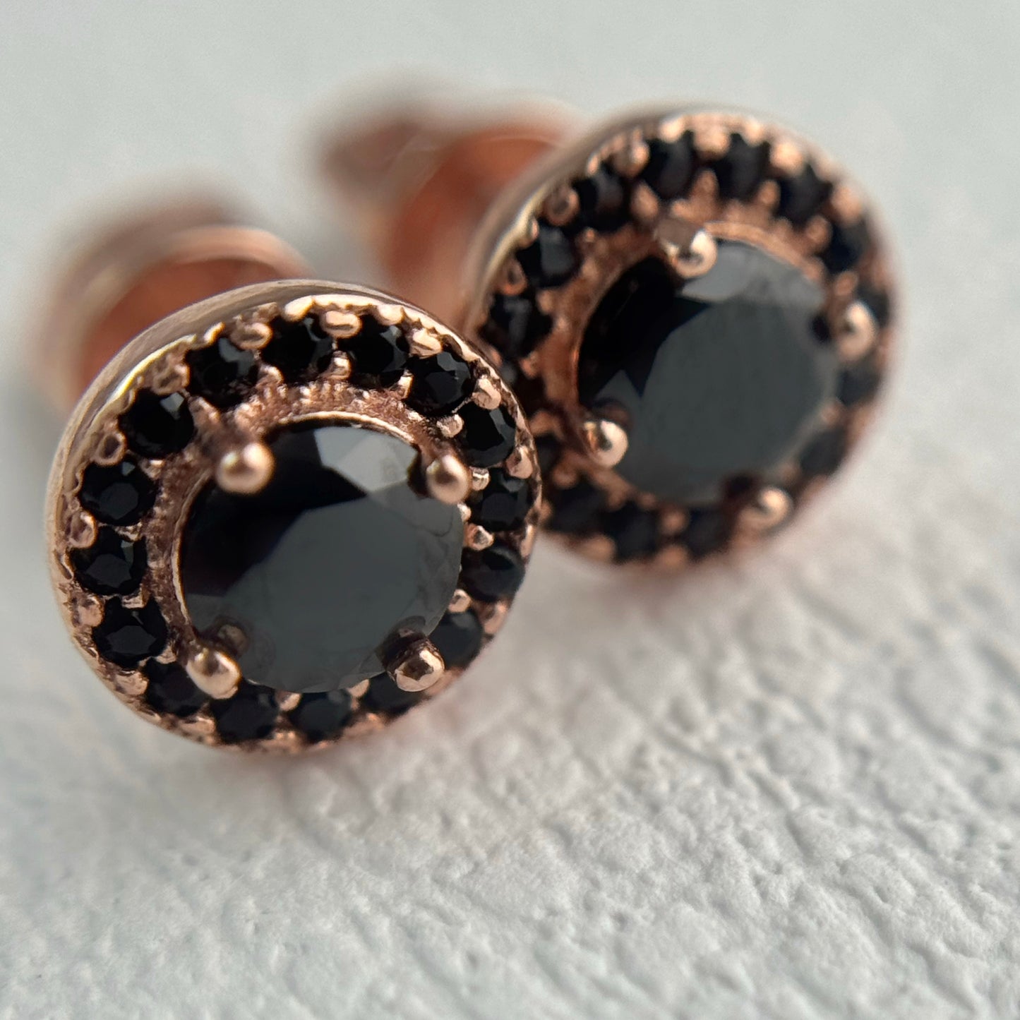 Срібні сережки з чорним фіанітом | Позолота 585 проби | Silver Stud Earrings with Black Cubic Zirconia | 1073