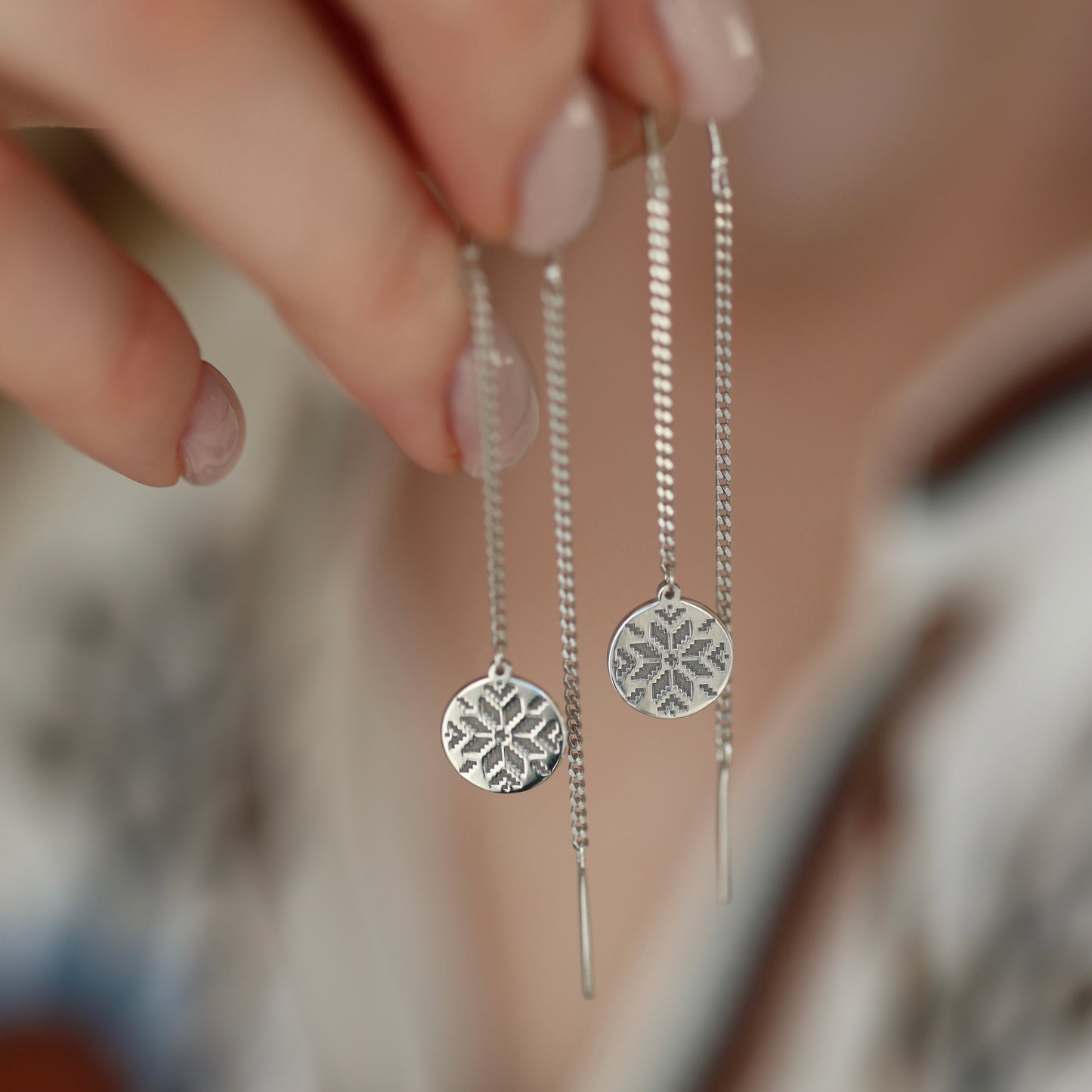 Сережки-протяжки срібні з орнаментом вишиванки 925 | Silver threader earrings with Ukrainian embroidery pattern 925
| 1089