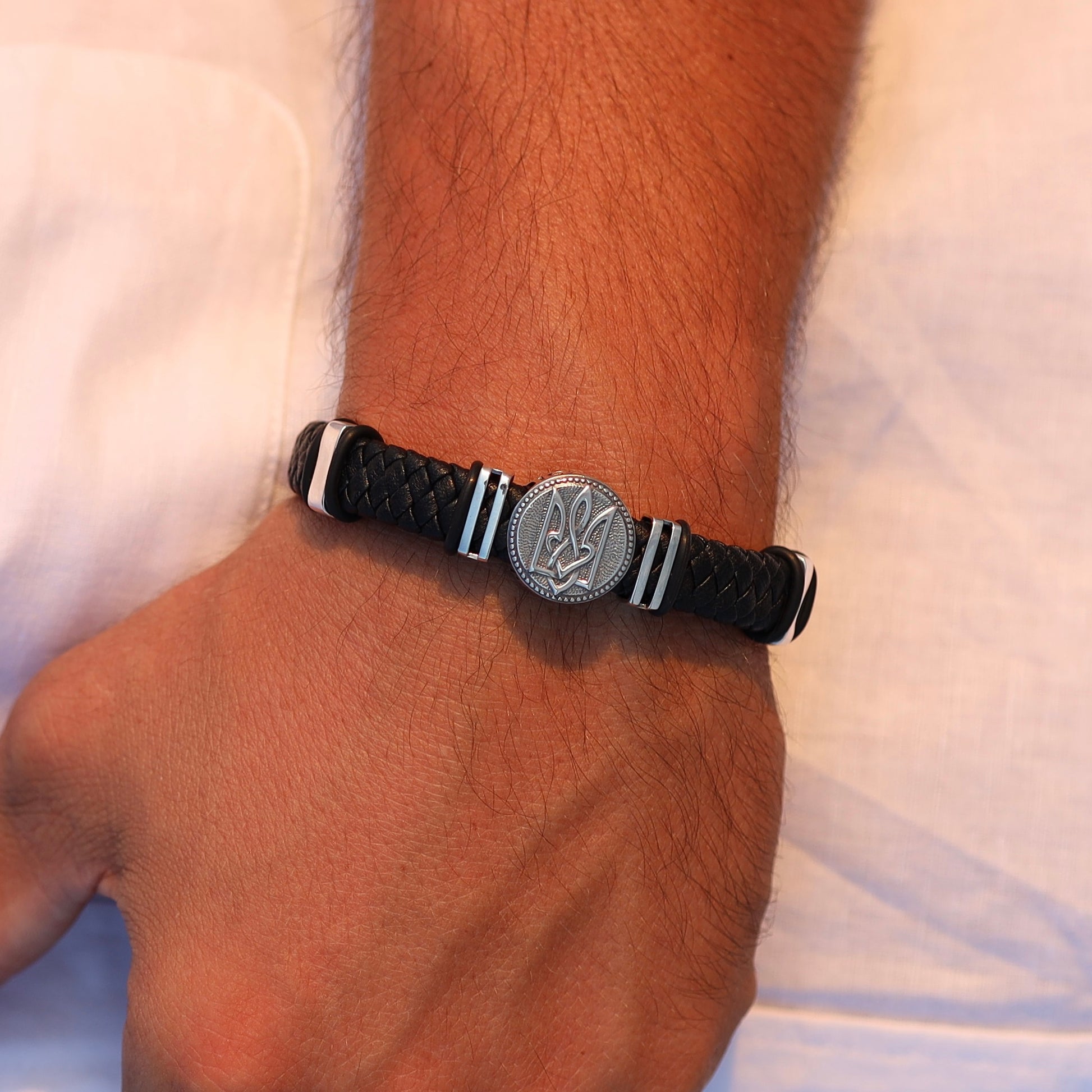 Чоловічий плетений браслет зі сріблом 925 та узором Тризуба. Українська ювелірна робота — символ сили й свобод