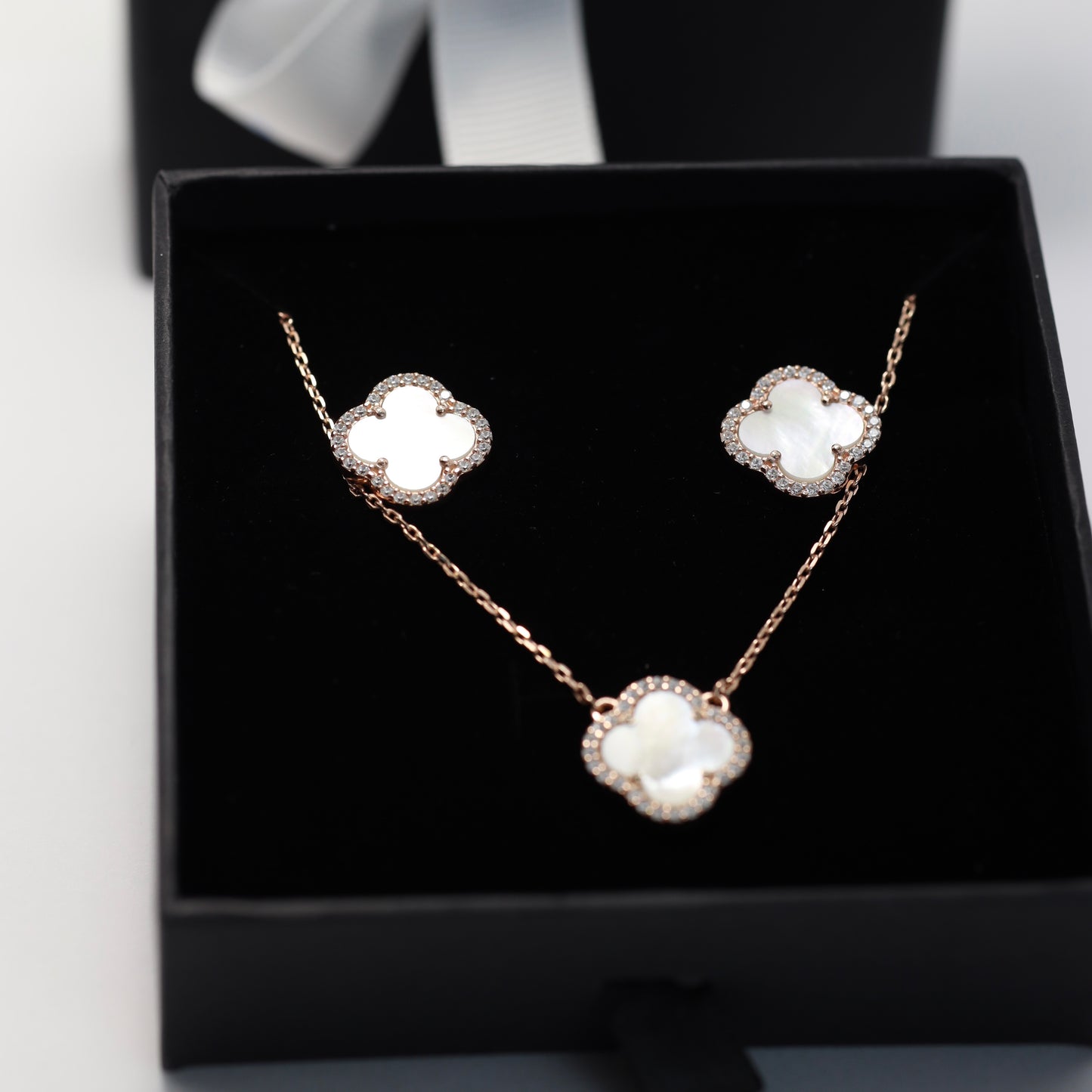Срібний комплект з позолотою 585 та перламутром | 925 Sterling Silver Gold-Plated Necklace & Earrings Set with Mother of Pearl|550