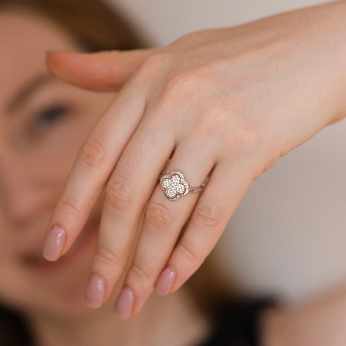 Срібна каблучка інкрустована фіанітами/золота вставка 375пр./366