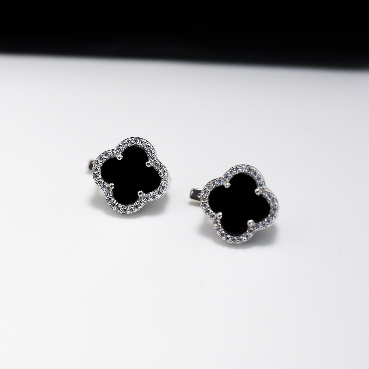 Срібні сережки з чорним оніксом та фіанітами/англійська застібка/срібло 925пр./20719 | 564