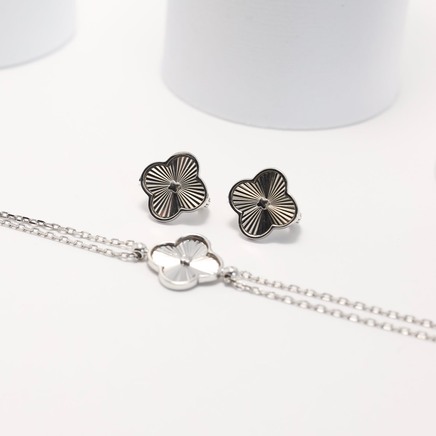 Radiant Engraved Clover Jewelry Set | 925 Sterling Silver Earrings & Bracelet — Срібний комплект  Конюшина з променистим гравіюванням сережки та браслет