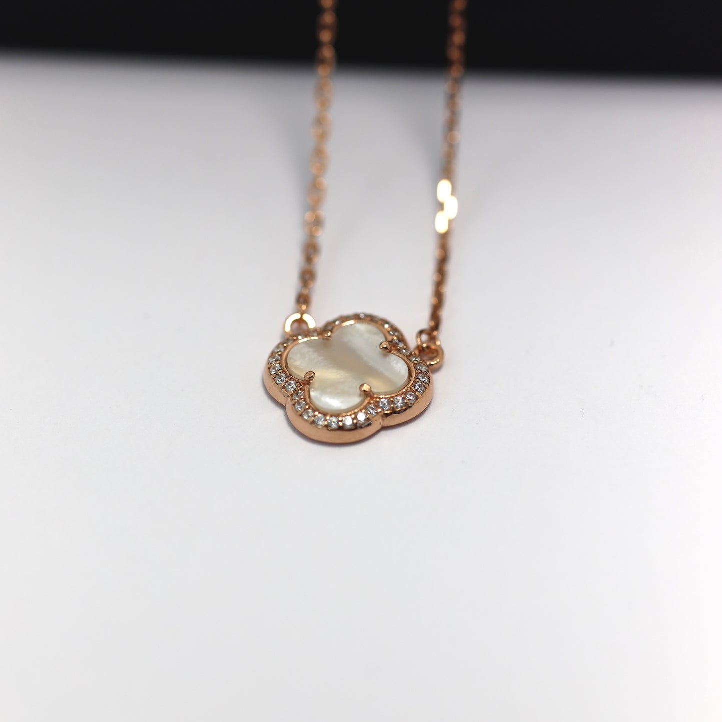 Срібне кольє Сяйво гармонії | Silver 925 Necklace Shine of Harmony with Mother-of-Pearl Clover |339