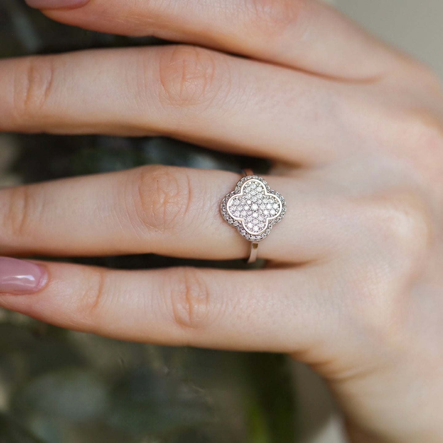 Срібна каблучка інкрустована фіанітами/золота вставка 375пр./366