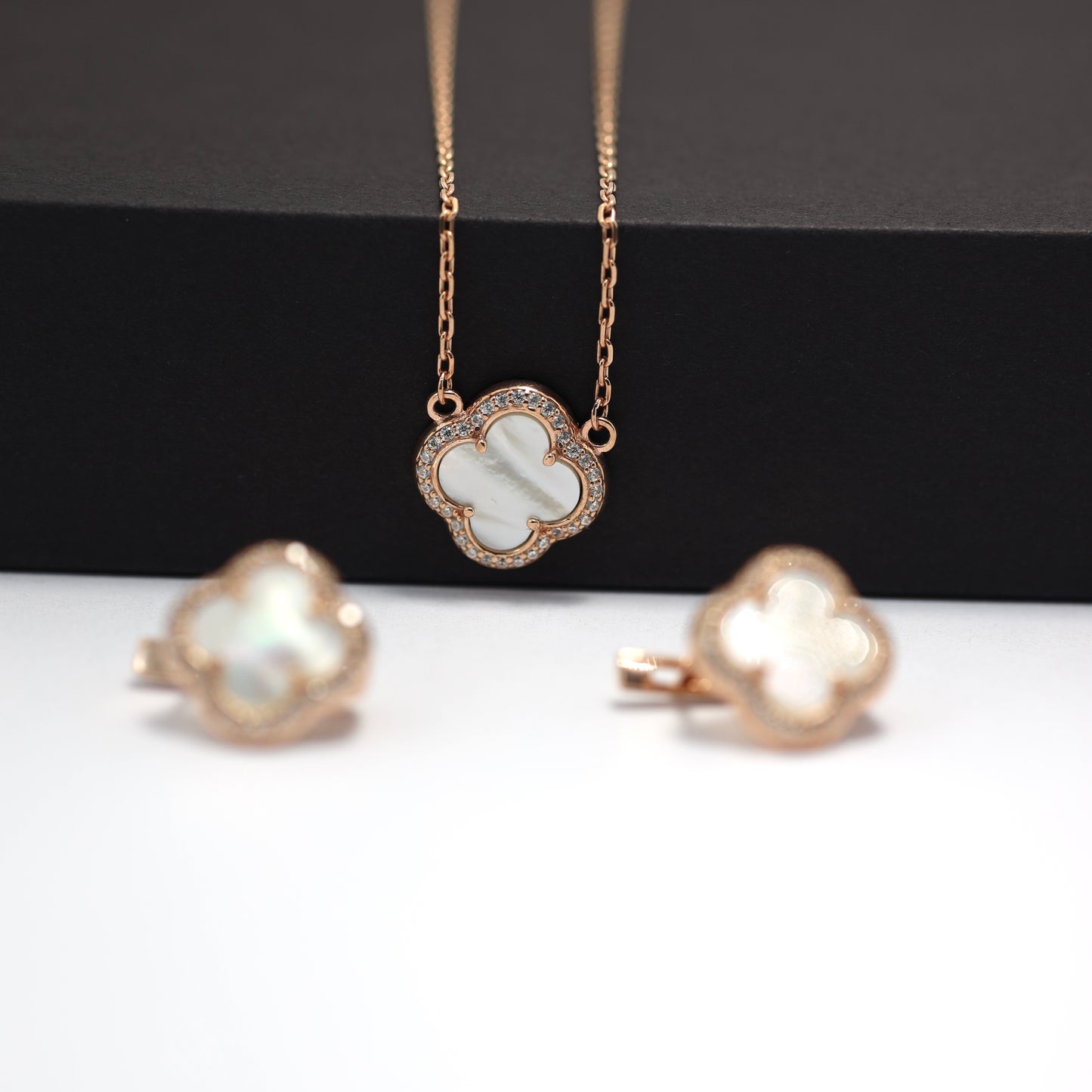 Срібне кольє Сяйво гармонії | Silver 925 Necklace Shine of Harmony with Mother-of-Pearl Clover |339