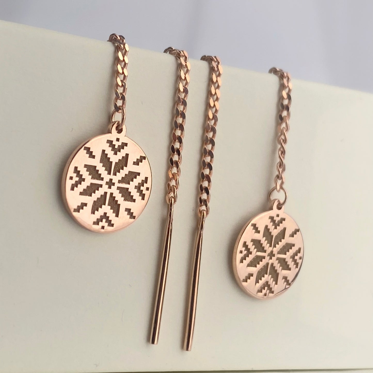 Сережки-протяжки срібні з орнаментом вишиванки покриті золотом | Gold-plated silver threader earrings with Ukrainian embroidery pattern | 1089