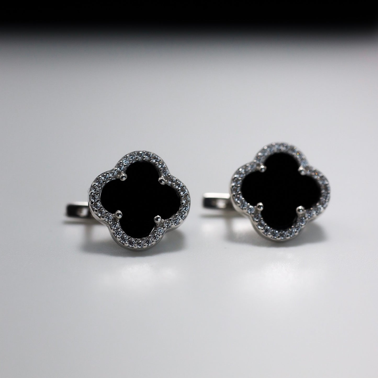 Срібні сережки з чорним оніксом та фіанітами/англійська застібка/срібло 925пр./20719 | 564