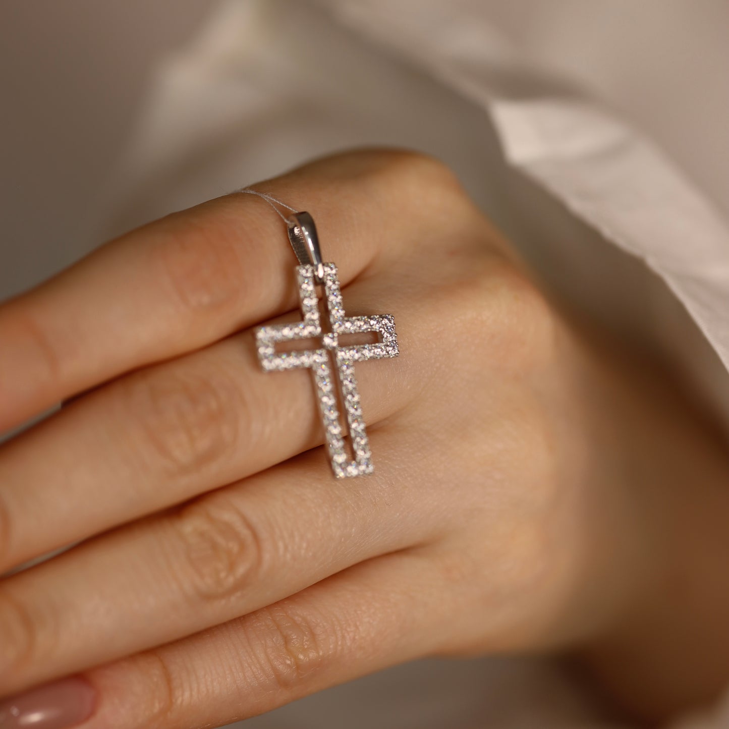 Срібний хрестик 925 з білими фіанітами • 925 Sterling Silver Cross with White Cubic Zirconia | 823