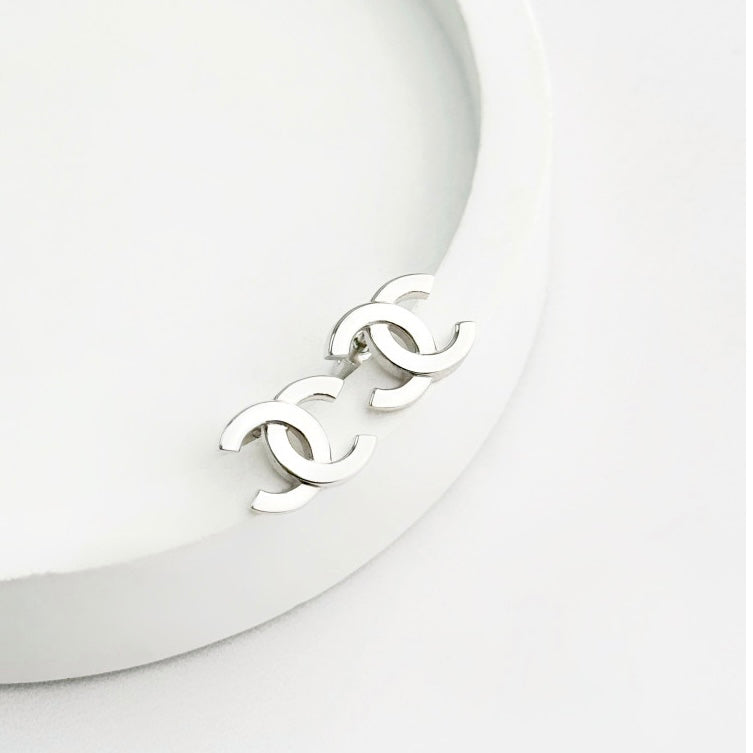Срібні сережки Double Curve| Мінімалістичний дизайн, срібло 925
Silver Earrings | Minimalist Interlocking Design | 1302